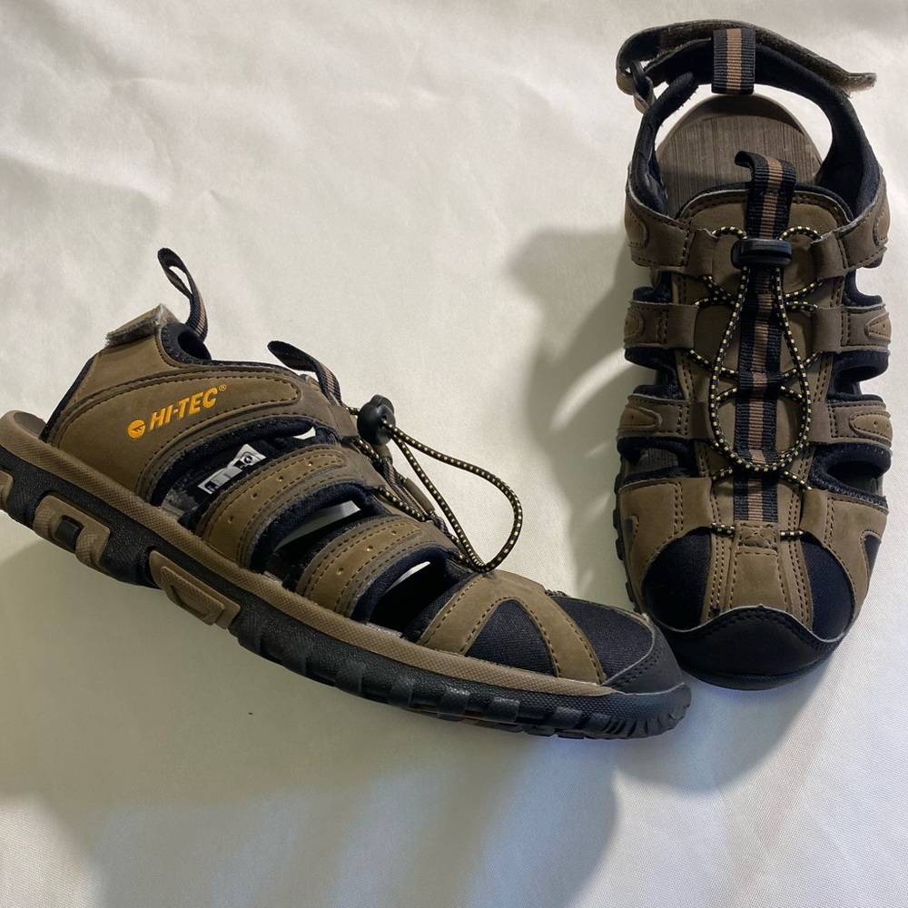 HI-TEC woman’s Cove style walking/Hiking shoes size 8